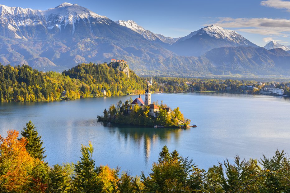 Fotografija: Prestižno revijo Conde Nast Traveller za petičnejše turiste je očaralo Blejsko jezero. FOTO: Albertoloyo/Getty Images