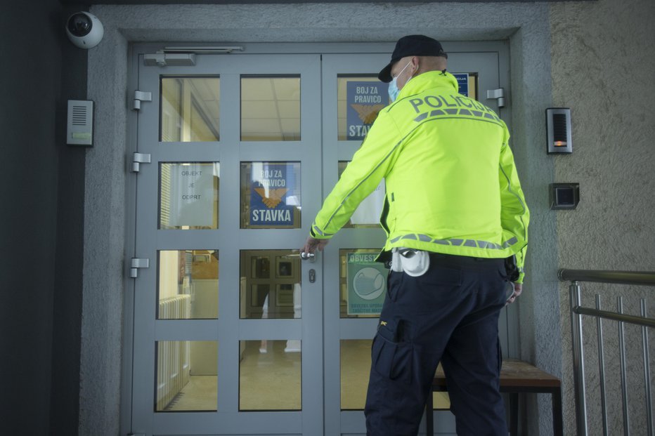 Fotografija: Policisti bodo priskočili na pomoč. FOTO: Jure Eržen, Delo