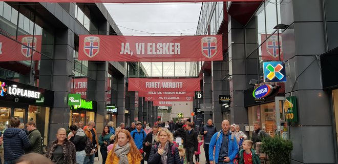 Živahno je tudi ob štadionu Ullevaal.