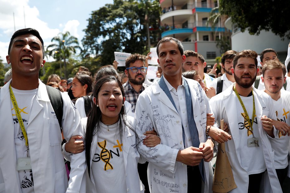 Fotografija: Guaidó, ki je za večino Venezuelcev utelešenje upanja na menjavo oblasti, se je s študenti medicine danes sprehodil po Caracasu. Foto: Carlos Garcia Rawlins/Reuters