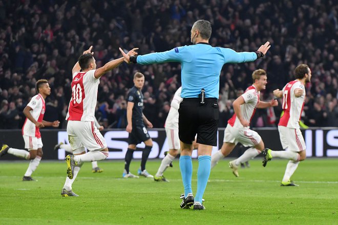 Takole so se veselili gola Ajaxovi nogometaši, ki niso opazili, da je sodnik Damir Skomina pokazal na posvet z VAR. FOTO: AFP