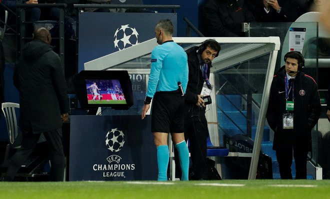 Skomina med ogledom videoposnetka med tekmo PSG in Manchester Uniteda. FOTO: Reuters