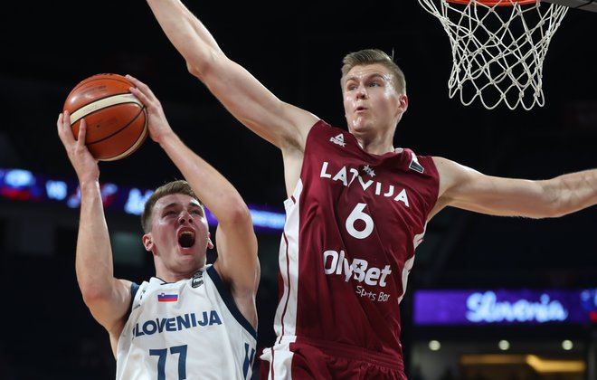 Luka Dončić (levo) je na euru 2017 dobil dvoboj s Kristapsom Porzingisom, letos bosta igrala v enakih majicah Dallasa. FOTO: Reuters