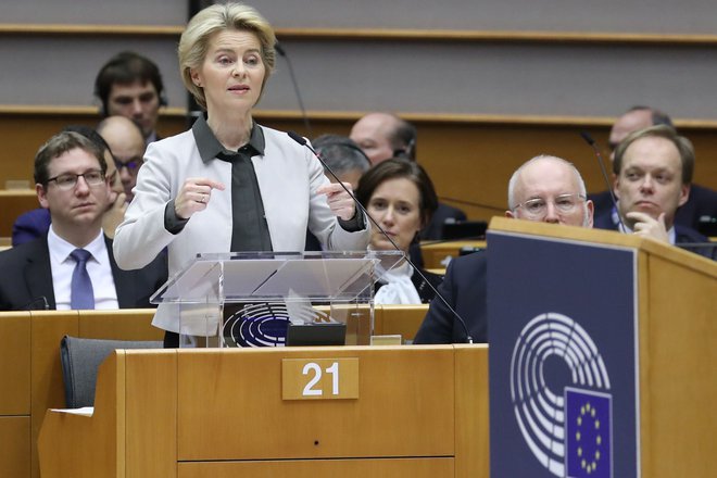 Predsednica Komisije Ursula von der Leyen je parlamentu predstavila ogrodje zelenega dogovora. FOTO: Aris Oikonomou/Afp