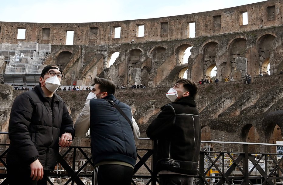 Fotografija: Po vsej državi so zaprli muzeje, gledališča, kine in druge prireditvene prostore. FOTO: Tiziana Fabi/AFP