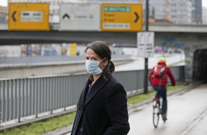 Z današnjim dnem so v Sloveniji prepovedani pristanki zrakoplovom z italijanskih letališč, ki so z ogroženih območij. FOTO: Jože Suhadolnik/Delo