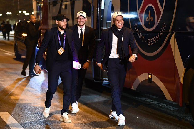 Brazilec Neymar (levo) je krenil nad Nemce, njegova kolega Mauro Icardi in Kylian Mbappe sta prvi sodnikov žvižg slišala na klopi za rezerve. FOTO: AFP