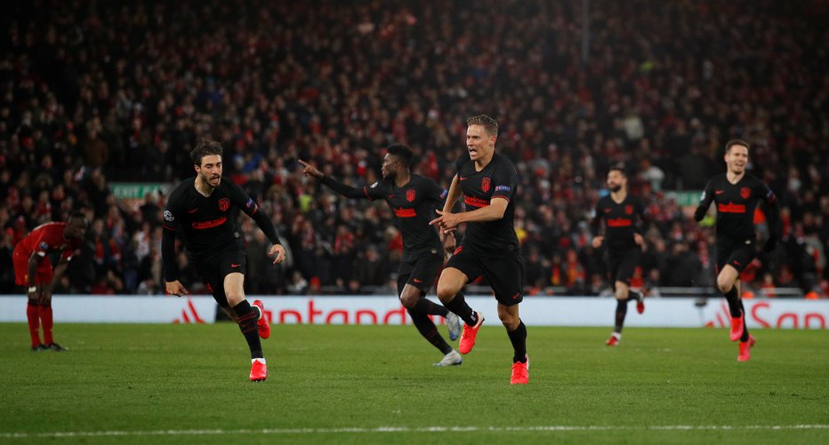 Fotografija: Junak Atletica je postal rezervist Marcos Llorente, ki je zabil dva gola Liverpoolu. Takole se je veselil s soigralci. FOTO: Reuters