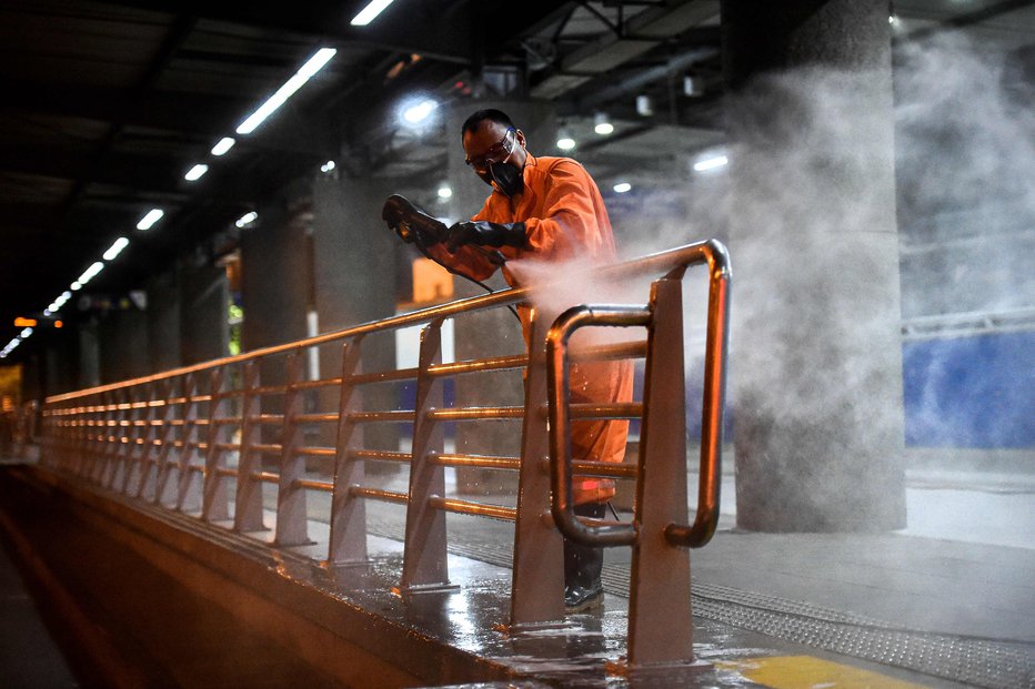 Fotografija: V ZDA po razglasitvi izrednih razmer razkužujejo postaje javnega prometa. FOTO: Luis Robayo/AFP