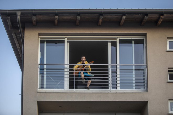 Glasbeniki so v nedeljo igrali za sosede, ki so zaradi koronavirusa primorani ostati doma. FOTO: Voranc Vogel/Delo