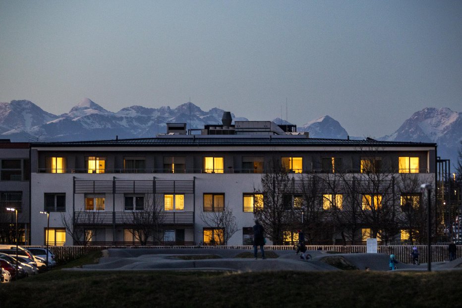 Fotografija: Gantar meni, da ukrep, naj ljudje ostanejo doma, ni tak, da se ga ne bi dalo upoštevati.  »Bolezen je namreč še vedno neznanka, ne ve se, kakšne so posledice, zato je treba ukrepati temu primerno.«
FOTO: Voranc Vogel/Delo