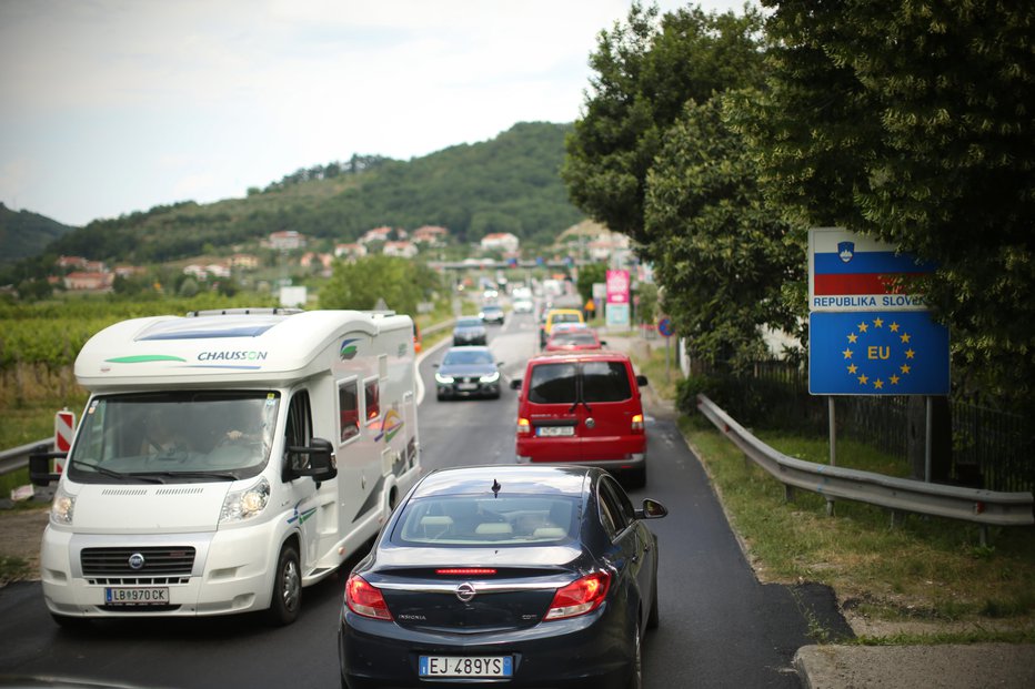 Fotografija: Mednarodni prehodi s Hrvaško bodo še odprti, a s povečanim nadzorom, maloobmejni pa zaprti. FOTO: Jure Eržen/delo