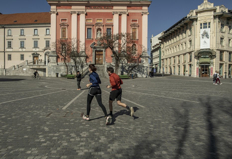 Fotografija: Državljanke in državljani bodo od polnoči dalje v trgovino, službo in po opravkih morali hoditi posamezno.  FOTO: Voranc Vogel/Delo