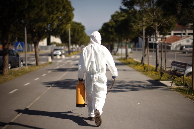 Novi vladni predlogi se nanašajo na nagrajevanje zaposlenih in aktiviranih v kritičnih dejavnostih v času epidemije, kot so zdravstvo, civilna zaščita, varnost in kritična infrastruktura. FOTO: Jure Eržen/Delo