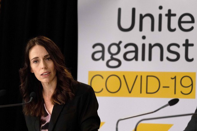 Premierka Jacinda Ardern je državljanom sporočila, naj se obnašajo, kot da bi zboleli za covidom-19. FOTO: Marty Melville/AFP