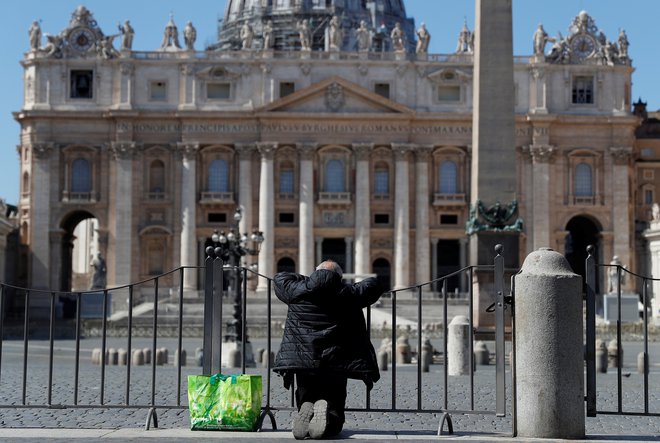 Za okužene, ki bodo kršili karanteno, je v Italiji predvidena kazen od enega do pet let zapora. FOTO: Guglielmo Mangiapane/Reuters