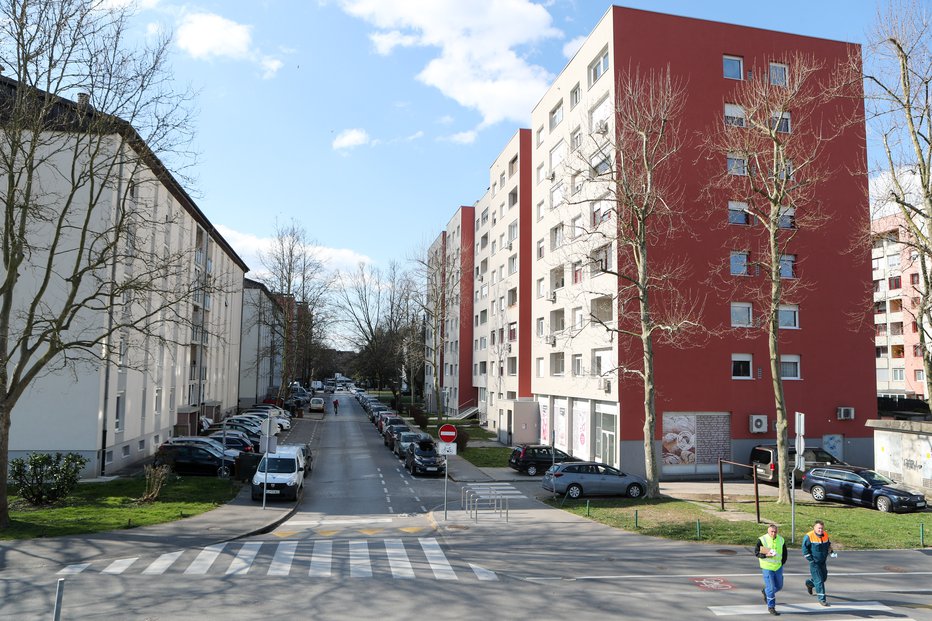 Fotografija: Večstanovanjske stavbe je treba razkuževati dvakrat na dan; odlok že velja. FOTO: Marko Feist