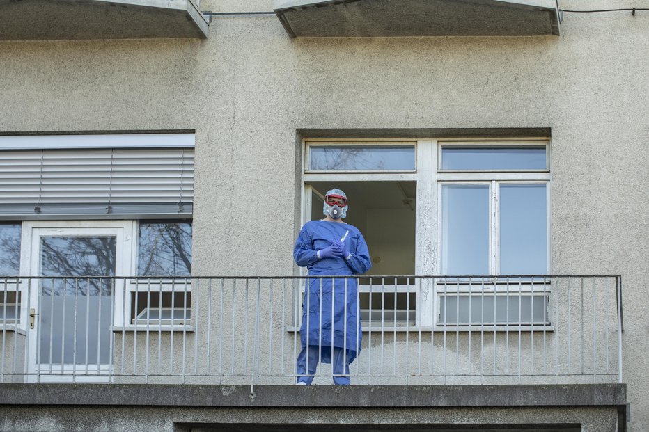 Fotografija: Osebje na infekcijski kliniki. FOTO: Voranc Vogel/Delo