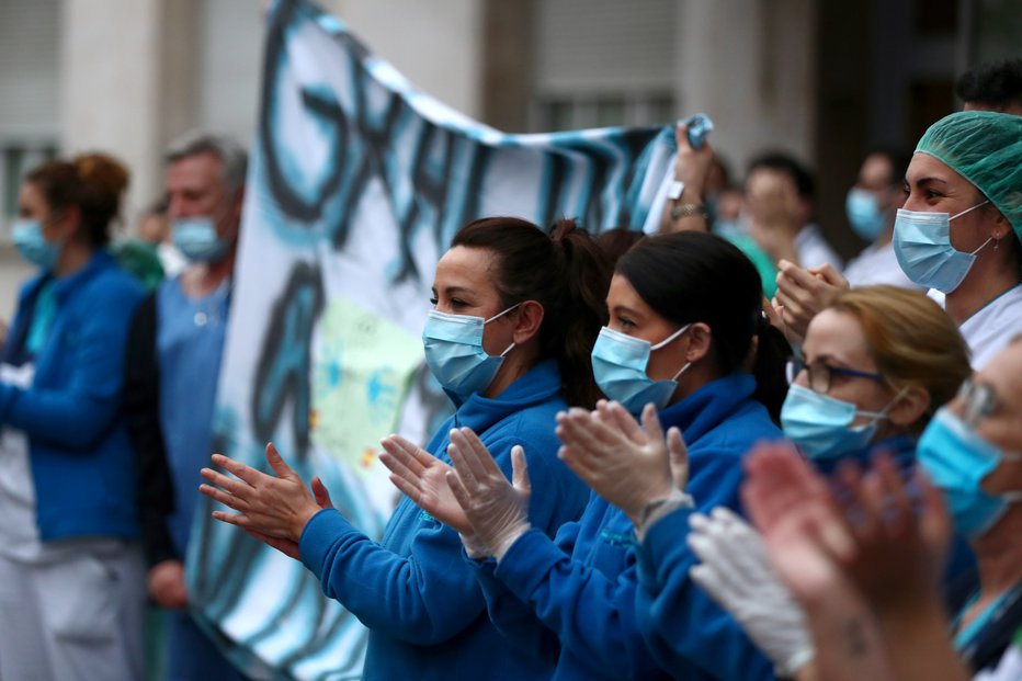 Fotografija: Zdravstveni delavci so hvaležni za podporo, ki jo v teh dneh dobivajo, a so opozorili, da nujno potrebujejo zaščitno opremo in boljšo organizacijo. Foto: Reuters