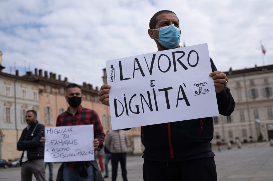 Fotografija: Delo in dostojanstvo, so zahtevali protestniki v Torinu. Pandemija koronavirusa bo imela močne gospodarske in socialne posledice.  FOTO: Marco Bertorello/AFP