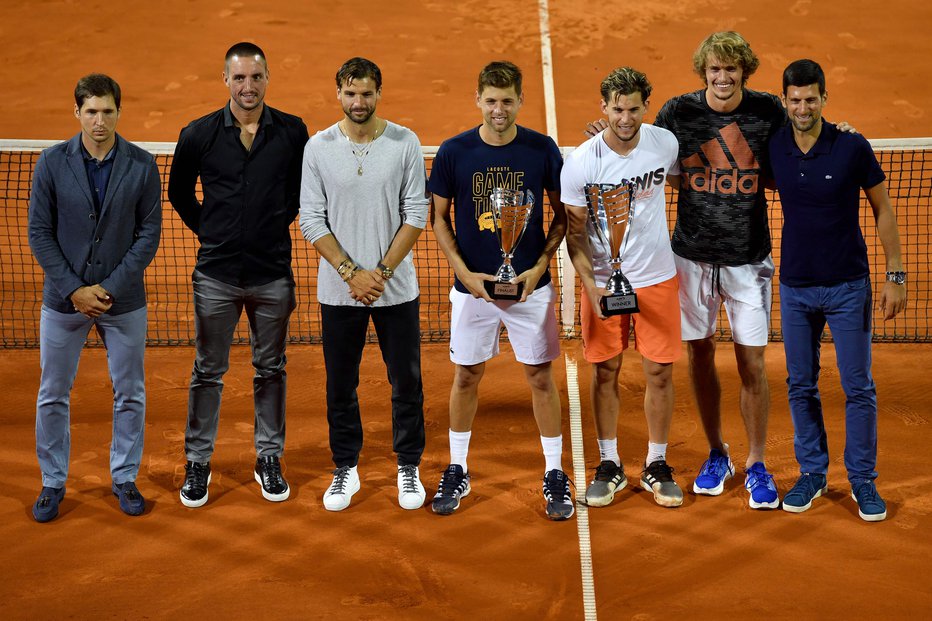 Fotografija: Beograjski teniški spektakel pod taktirko Novaka Đokovića (desno) so na igrišču, z leve, izpeljali Dušan Lajović, Viktor Troicki, Grigor Dimitrov, Filip Krajinović, Dominic Thiem in Alexander Zverev. FOTO: AFP