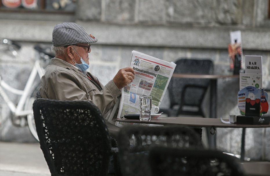 Fotografija: V Sloveniji so doslej opravili 90.103 teste na okužbo z novim koronavirusom. Med 1513 pozitivnimi je 675 moških in 838 žensk. FOTO: Blaž Samec/Delo