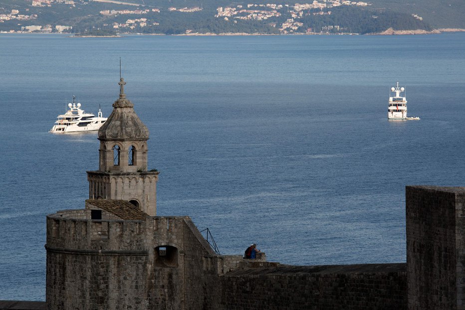 Fotografija: Vračanje turizma v Dubrovnik. Zdravstveni minister Tomaž Gantar je včeraj izjavil, da postaja Hrvaška epidemiološko nevarna država, tudi glede ponovnega širjenja virusa v Sloveniji. FOTO: Ivan Vuković/AFP