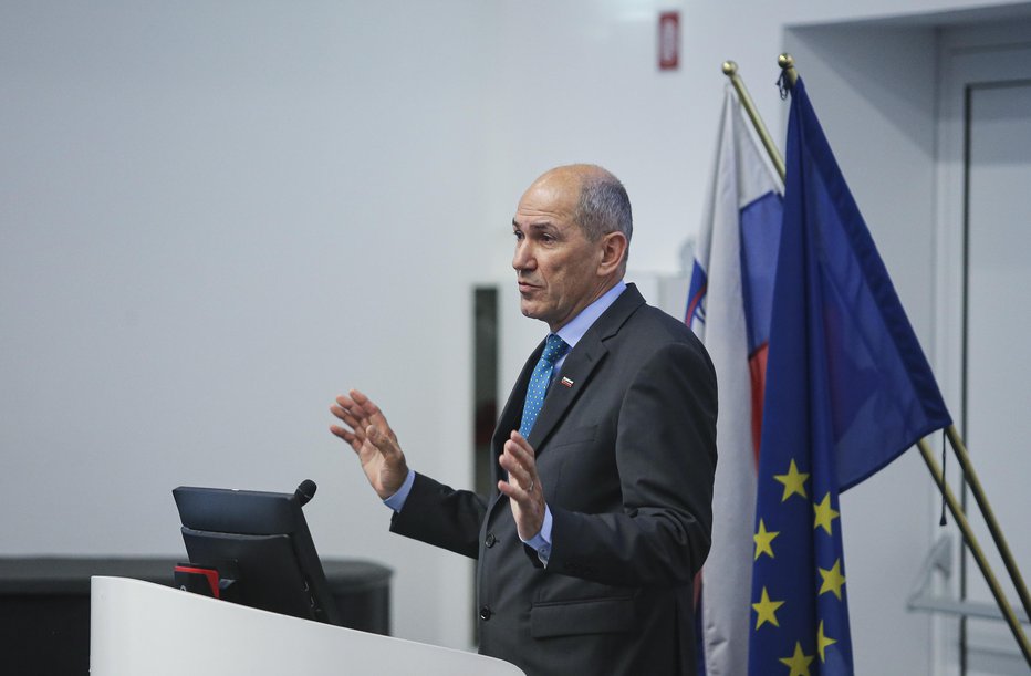 Fotografija: Po mnenju premiera v Sloveniji beležimo izjemno veliko kršitev zakona o nalezljivih boleznih in omejitvenih odlokov. FOTO: Jože Suhadolnik/Delo