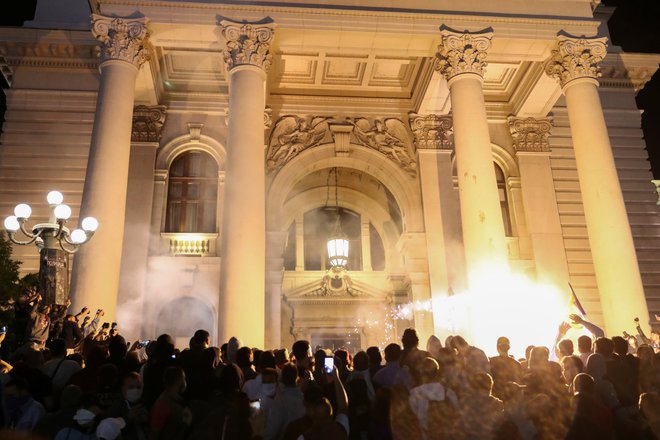 Protestniki so skušali vdreti v parlament. FOTO: Djordje Kojadinovic/Reuters