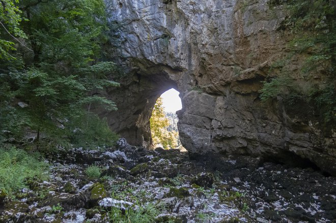 V Rakov Škocjan ali ob Cerkniško jezero odgovorno, dogodki so odpovedani. FOTO: Jože Suhadolnik/Delo