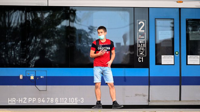 V Zagrebu so v zadnjih 24 urah evidentirali 29 novih okužb. V celotni državi je aktivnih okužb 1032. FOTO: Denis Lovrović/AFP