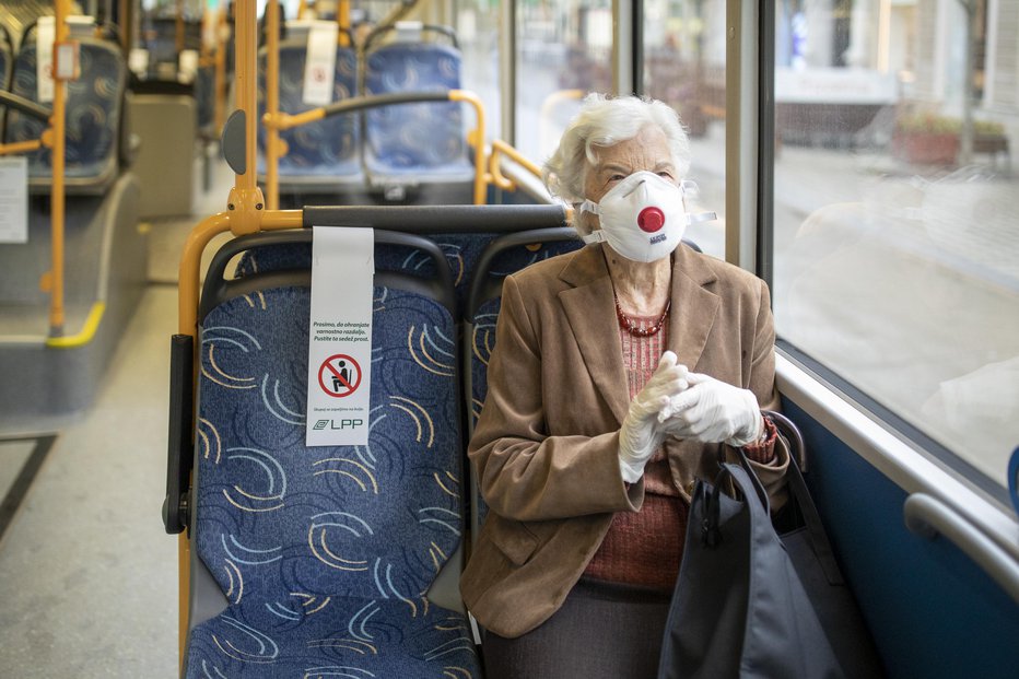 Fotografija: Nošenje mask tako priporočajo na avtobusih, vlakih in letalih ter letališčih in postajah. FOTO: Voranc Vogel/Delo
