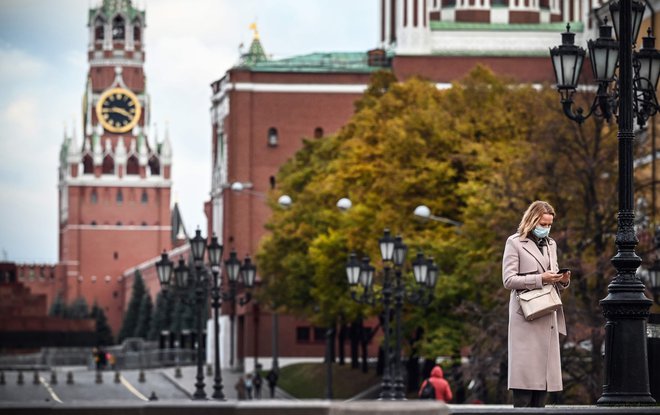 V Moskvi starejši od 65 let sploh ne bodo smeli od doma. FOTO: Alexander Nemenov/AFP