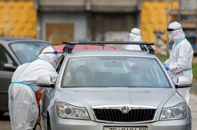 Testiranje na koronavirus na eni izmed postaj v Zagrebu.FOTO: Antonio Bronic/Reuters