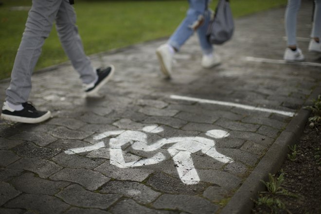 Najmlajši učenci na Češkem, ki se prihodnji teden vračajo v šolske klopi, bodo pri pouku nosili zaščitne maske. FOTO: Jure Eržen/Delo