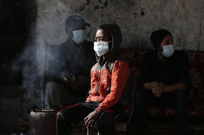 Palestinci v begunskem taborišču Nusseirat v Gazi. FOTO: Abed/ AFP