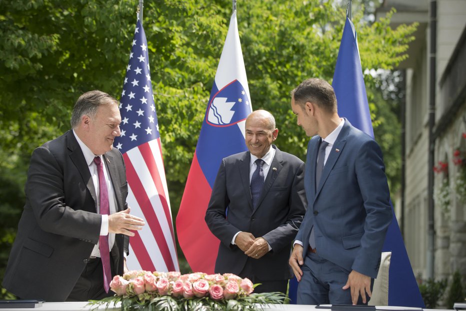 Fotografija: Med obiskom ameriškega državnega sekretarja Mikea Pompea avgusta letos na Bledu sta Slovenija in ZDA podpisali deklaracijo o varnosti omrežij 5G. Foto: Jure Eržen/Delo