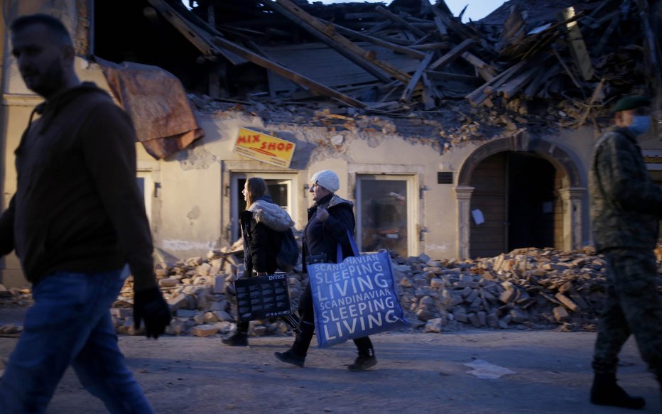 Fotografija: Posledice potresa v hrvaškem mestu Petrinj. FOTO: Blaž Samec/Delo