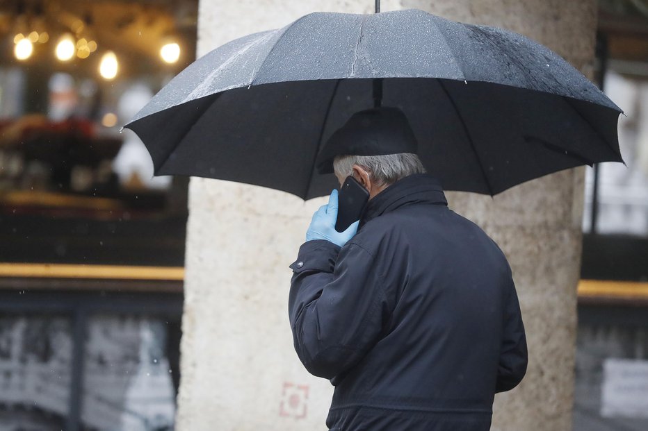 Fotografija: Umrlo je 39 oseb, ki so se okužile z novim koronavirusom. FOTO: Leon Vidic/Delo