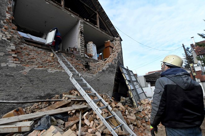 Uničenje v Petrinji. FOTO: Denis Lovrović/AFP