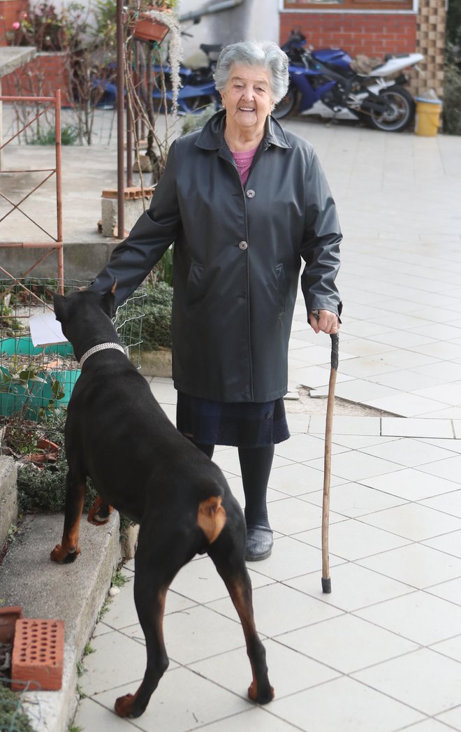 Novice so povsem njene do zgodnjega popoldneva, takrat pa pridrvijo domov potomci in prevzamejo časnik. FOTO: DEJAN JAVORNIK