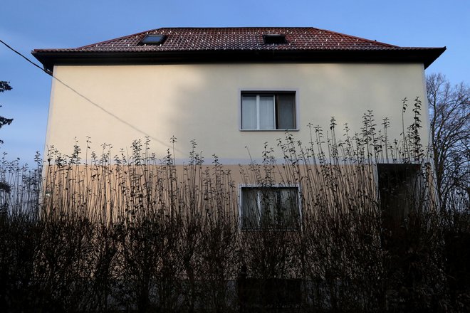 Eno stanovanje v mansardi bloka je popolnoma uničeno. FOTO: Igor Mali