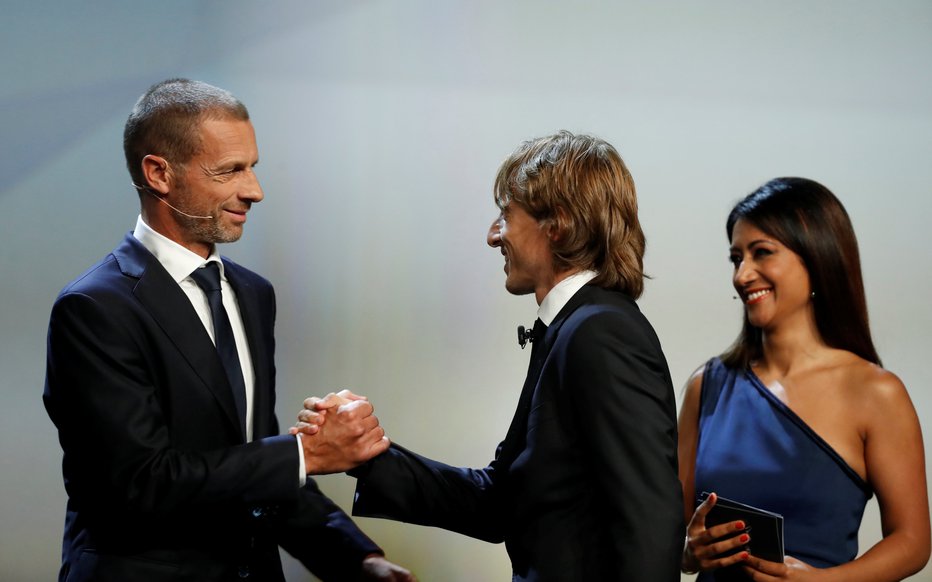 Fotografija: Uefin predsednik Aleksander Čeferin in najboljši nogometaš lige prvakov Luka Modrić. Foto Reuters