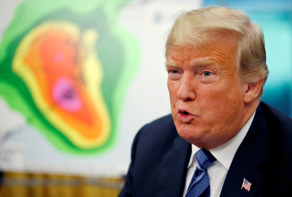 Fotografija: Donald Trump se je pohvalil, kako dobro so ukrepali ob orkanu Maria, kar pa je glede na podatke in razmere daleč od resnice. FOTO: Leah Millis/Reuters