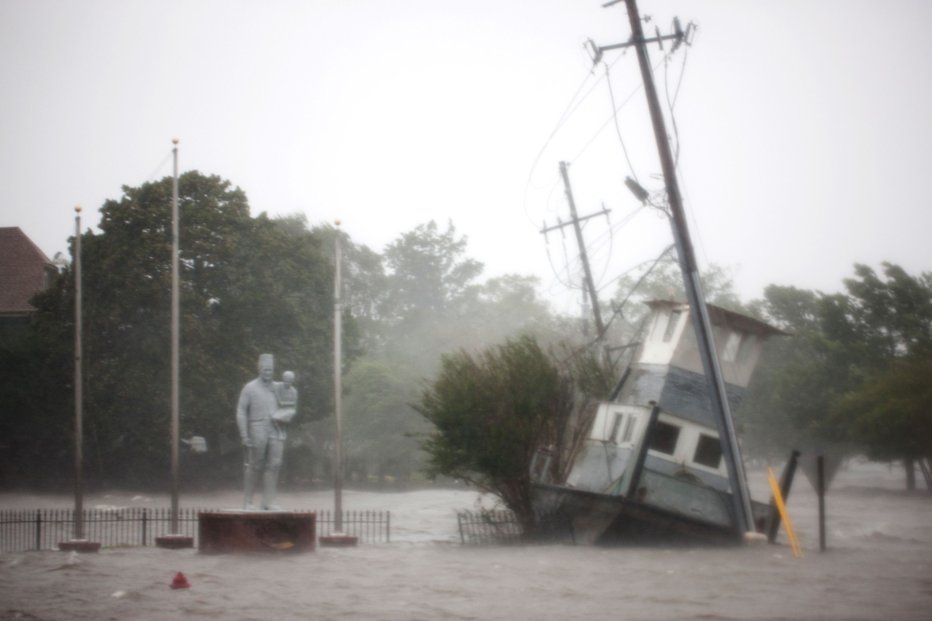 Fotografija: Zaradi orkana Florence je na tisoče ljudi ostalo brez elektrike.FOTO:  Logan Cyrus/Afp