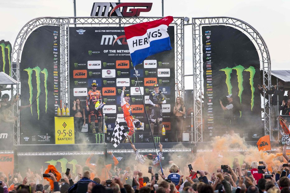 Fotografija: Jeffrey Herlings se je lovorike veselil po zmagi v Assnu pred domačimi navijači. FOTO: Vincent Jannink/AFP