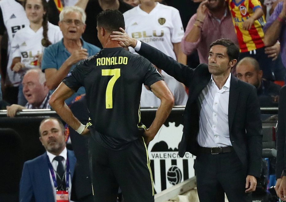 Fotografija: Cristiano Ronaldo je že v prvem polčasu končal tekmo z rdečim kartonom. FOTO: Reuters