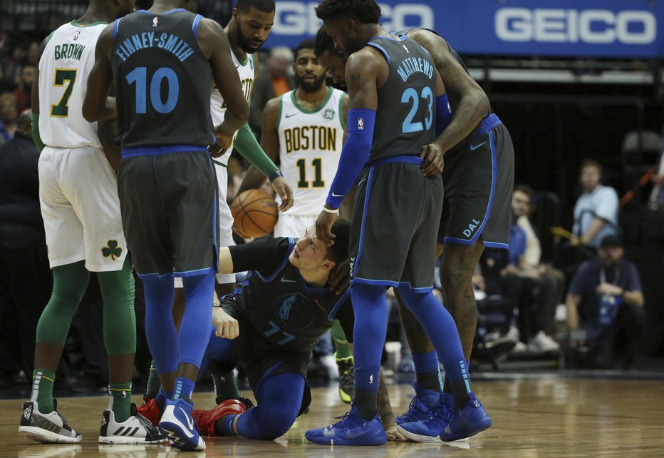 Fotografija: Po udarcu Jaylena Browna je Luka Dončić za kratko obležal na parketu. FOTO: Andy Jacobsohn/AP