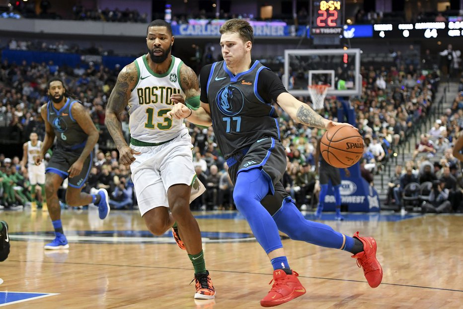 Fotografija: 19-letni Ljubljančan igra za moštvo Dallas Mavericks. V povprečju je na parketu prebil 33,2 minute in dosegel 18,5 točke. FOTO: Alkis Konstantinidis/Reuters