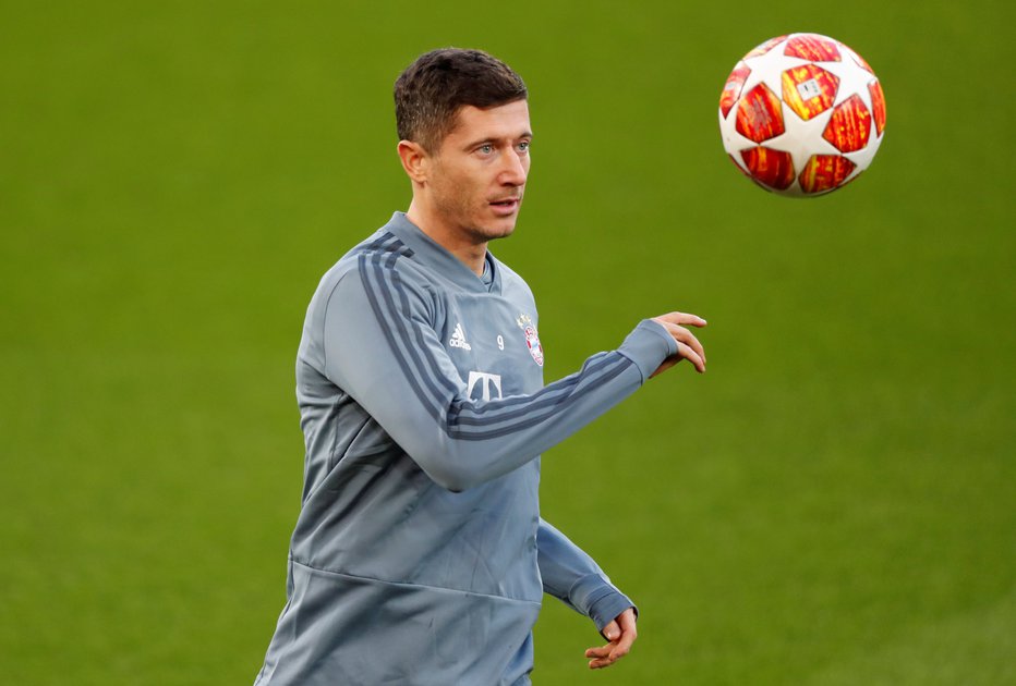 Fotografija: Robert Lewandowski komaj čaka na začetek tekme na Anfieldu, na katerem še nikdar ni igral nogometa. FOTO: Reuters